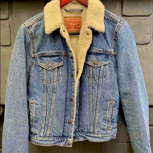 Levi’s Denim Jacket!!